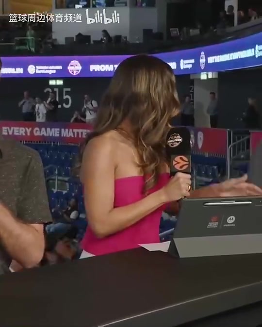 真的是本尊！名场面：美女女主持见到皮蓬，忍不住想要与其拥抱！