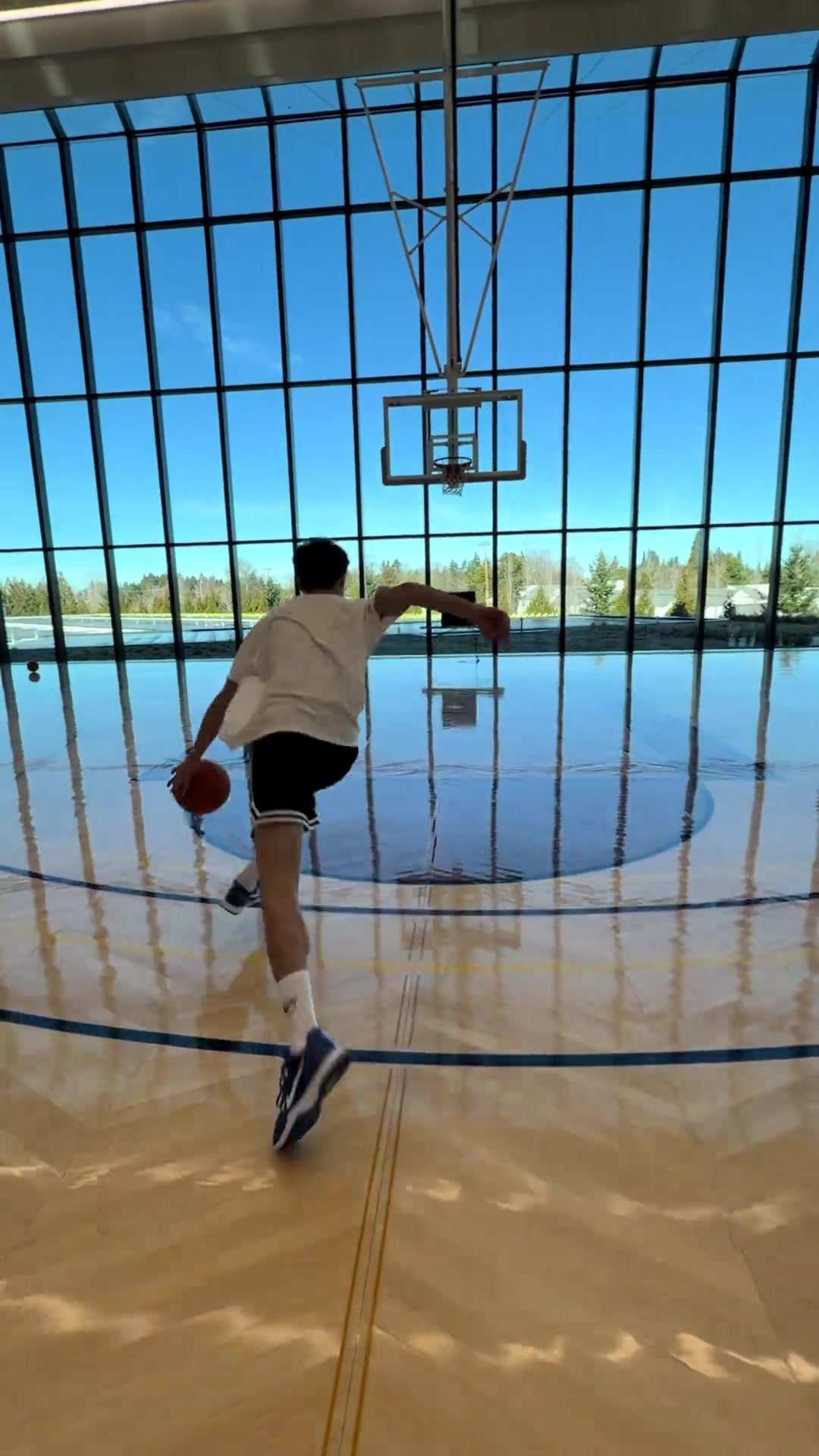 兄弟，在这样的球场你能打多久球呢？