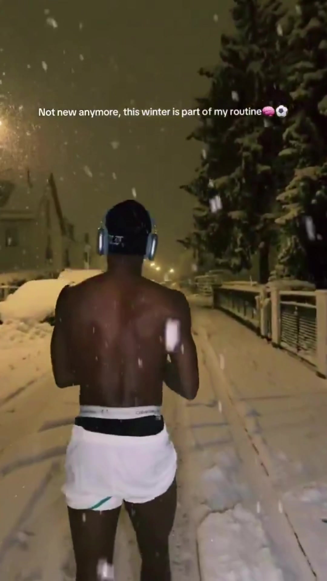 杰哥这身体素质！杰克逊光膀子走在大雪纷飞的慕尼黑街道