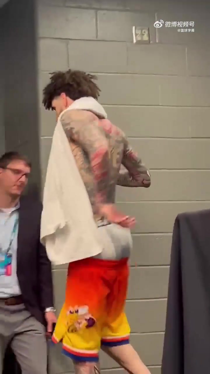 素质低下？三球内裤外漏80%参加发布会 且无视记者提问开溜