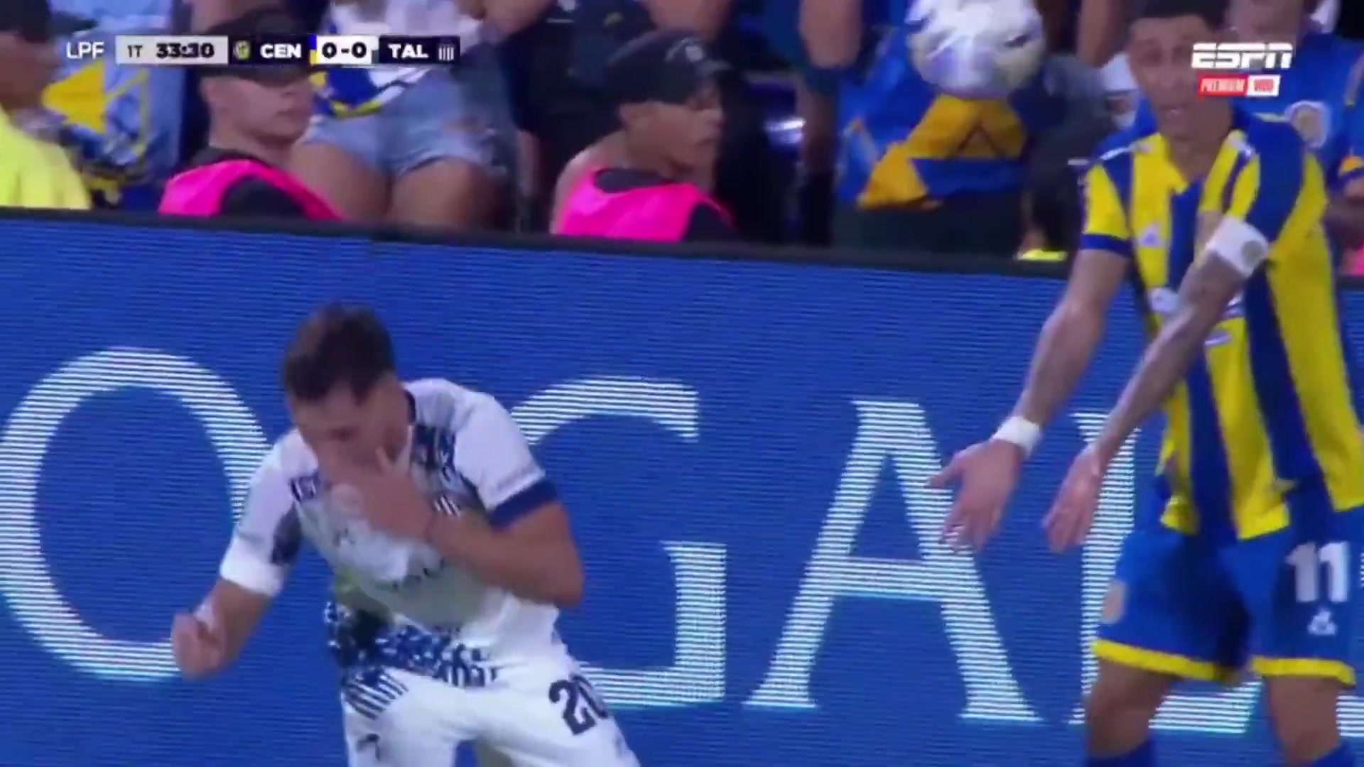 引来热议！迪玛利亚拿球砸向对手脸部，裁判给对手黄牌警告