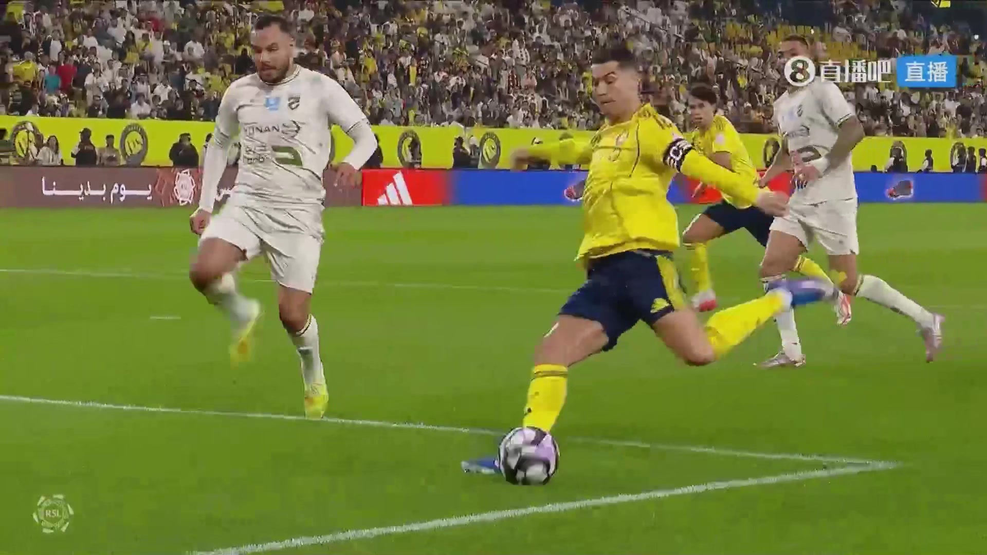 这球有难度！C罗禁区领球后小角度勾射破门，打进生涯第963球！