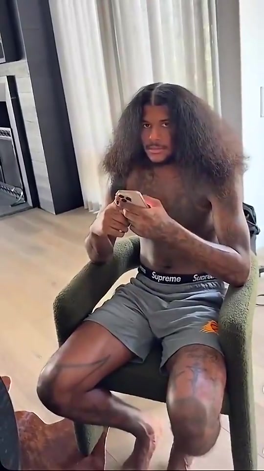 老阿姨魅力很大啊！杰伦·格林后背纹的是40岁女友的画像！