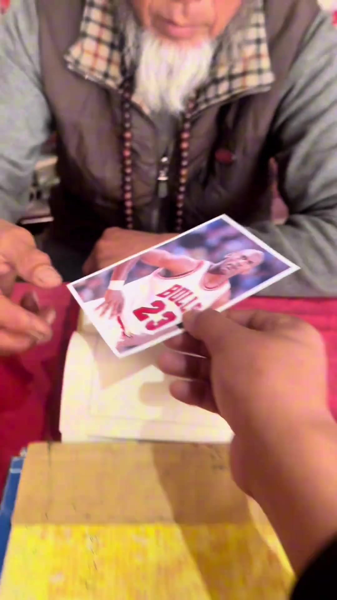 你TND真是个人才！一球迷拿着乔丹照片去给道士算命