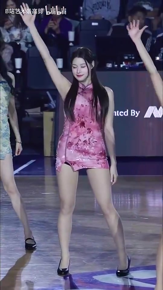 韩国啦啦队美女李艺斌！这真是大码身材啊！