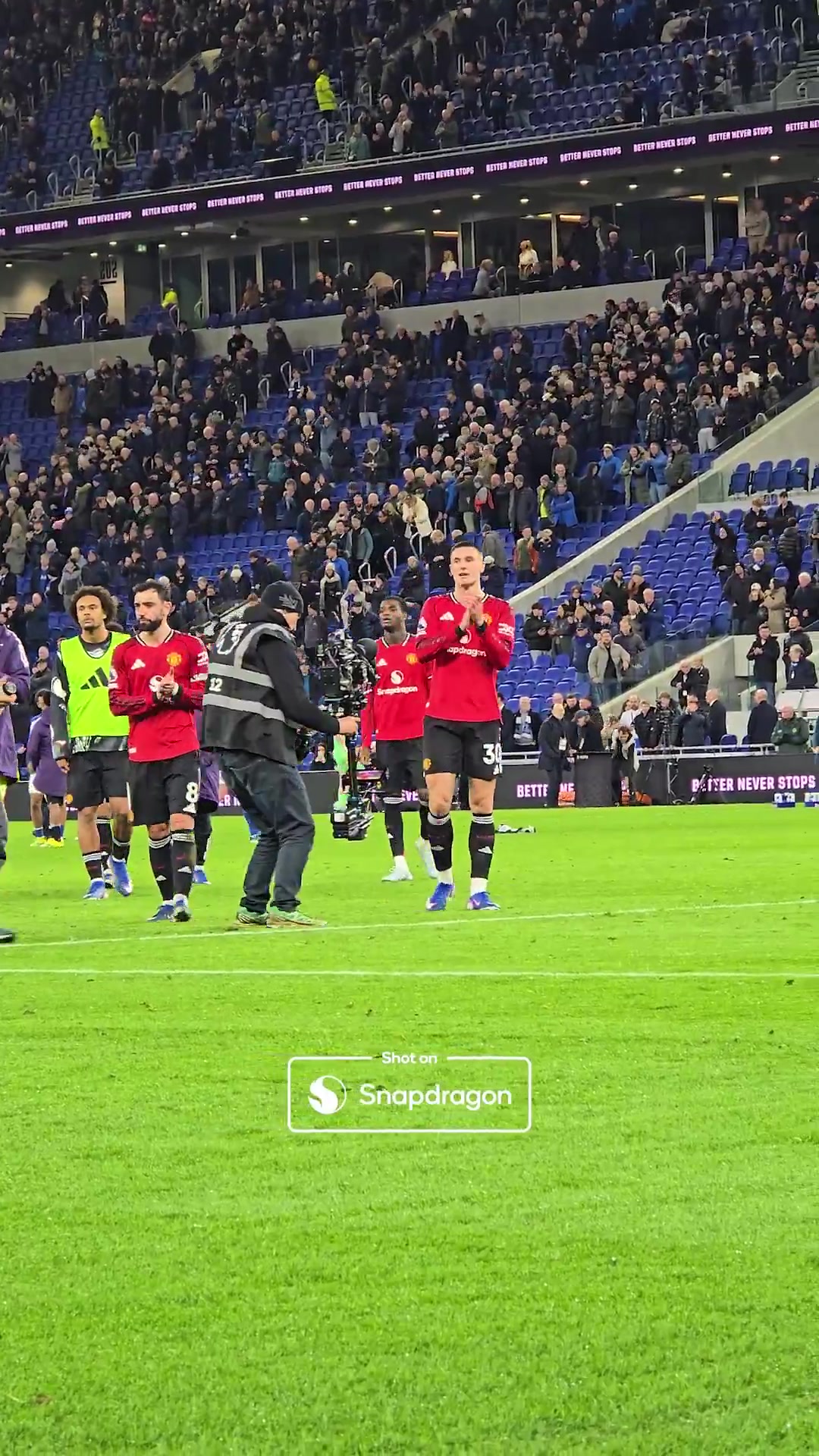 赛后谢场！曼联将士恢复了往日的自信，虽然这个客场并不轻松