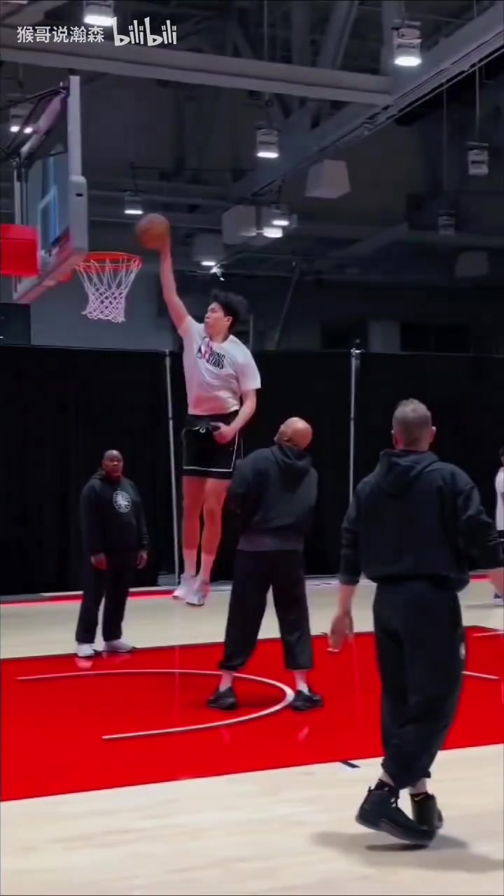 滑翔暴扣！杨瀚森的弹跳被低估了吗？