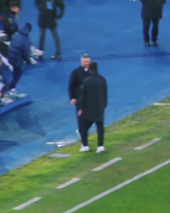 最佳拍档❤！意甲官推：国米进球后齐沃和科拉罗夫撞胸庆祝