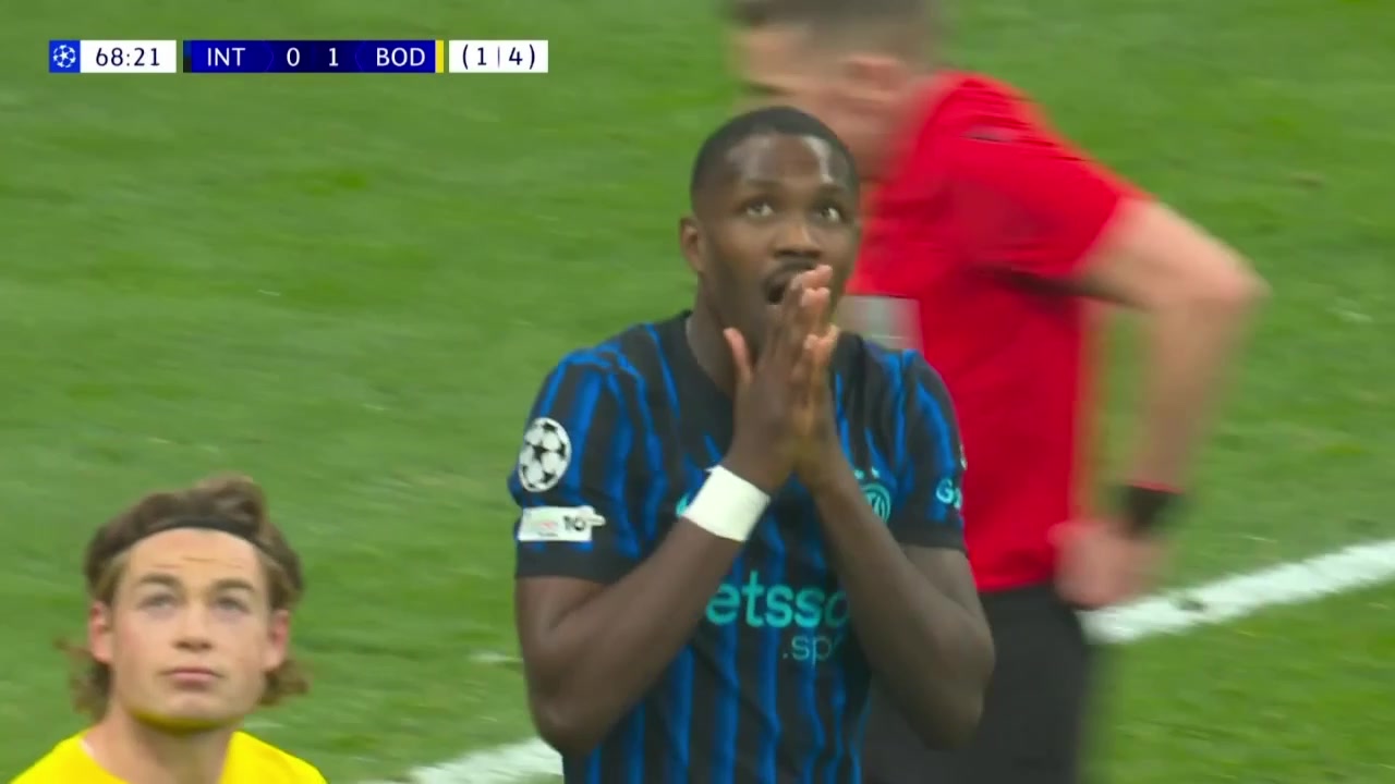 运气真差!阿坎吉打门击中立柱!图拉姆转身勾射偏出!