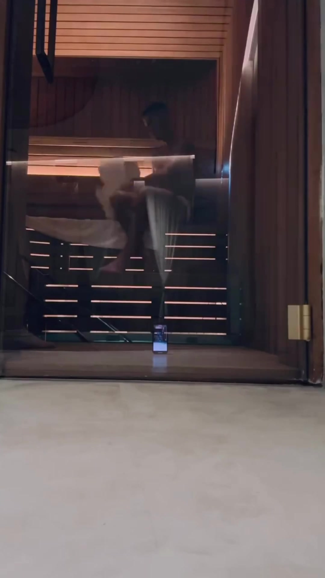 C罗晒出和乔治娜一起蒸桑拿的视频，这个机位有点神奇