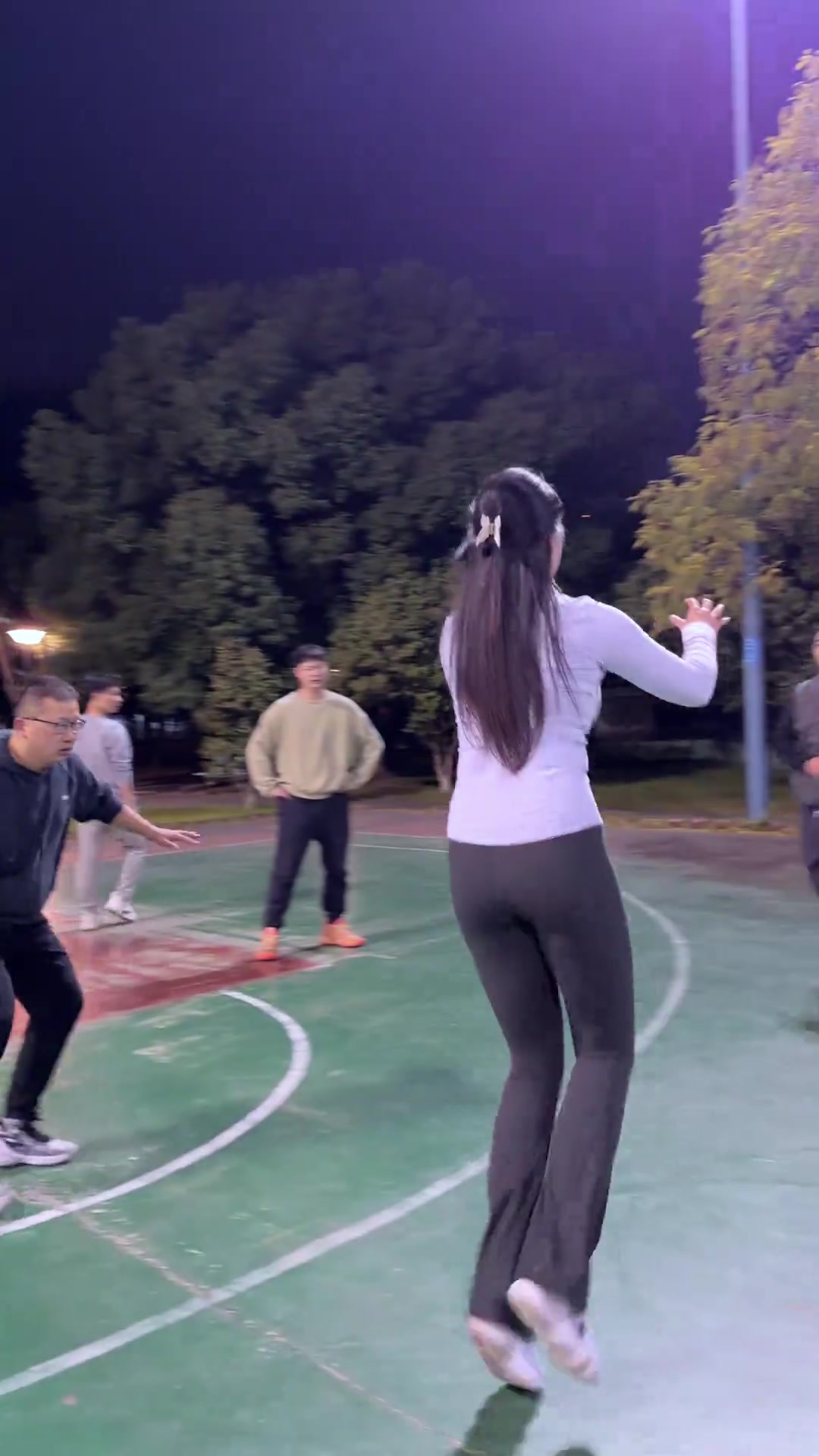 被她装到了！野球场肘姐：你就说这球是不是绝杀吧！