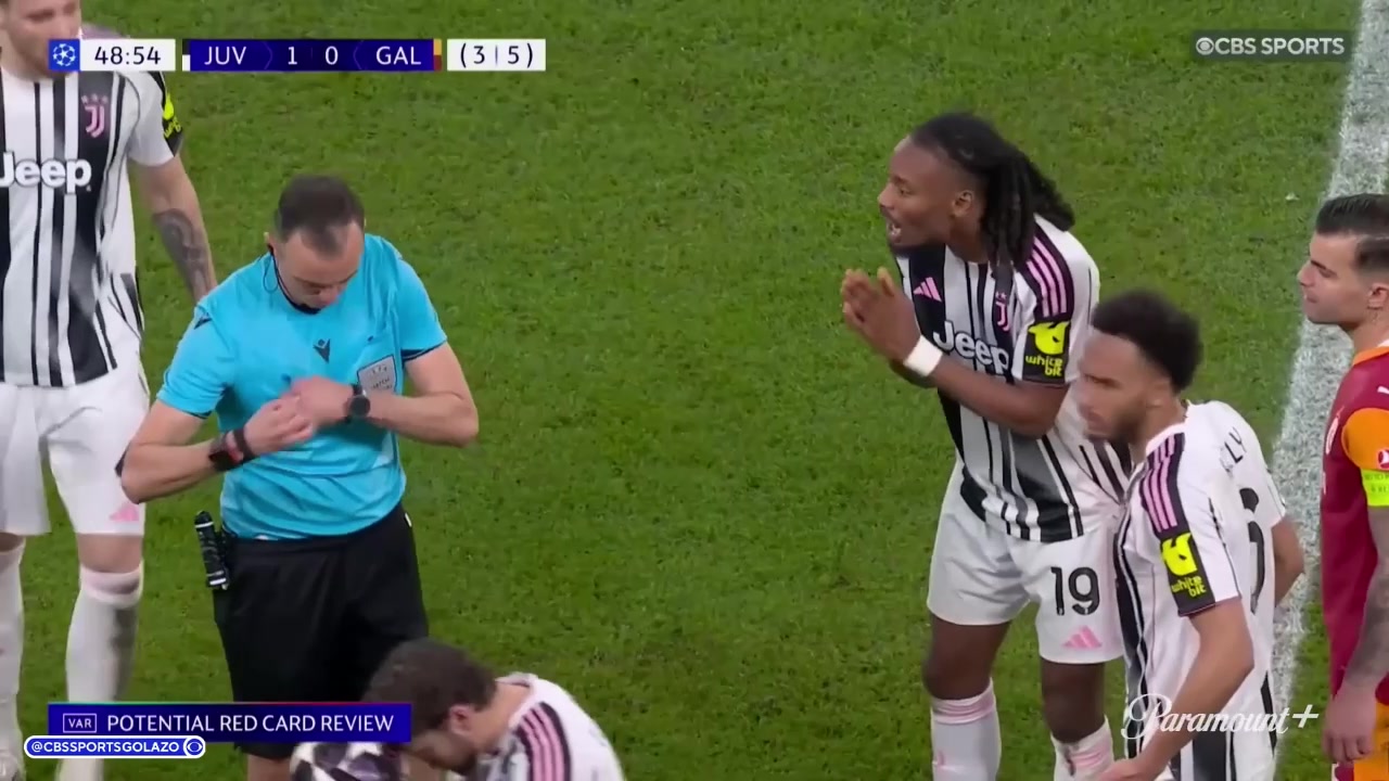 判罚过重？凯利争顶落地踩踏伊尔马兹染红！下场后暴怒踹墙壁