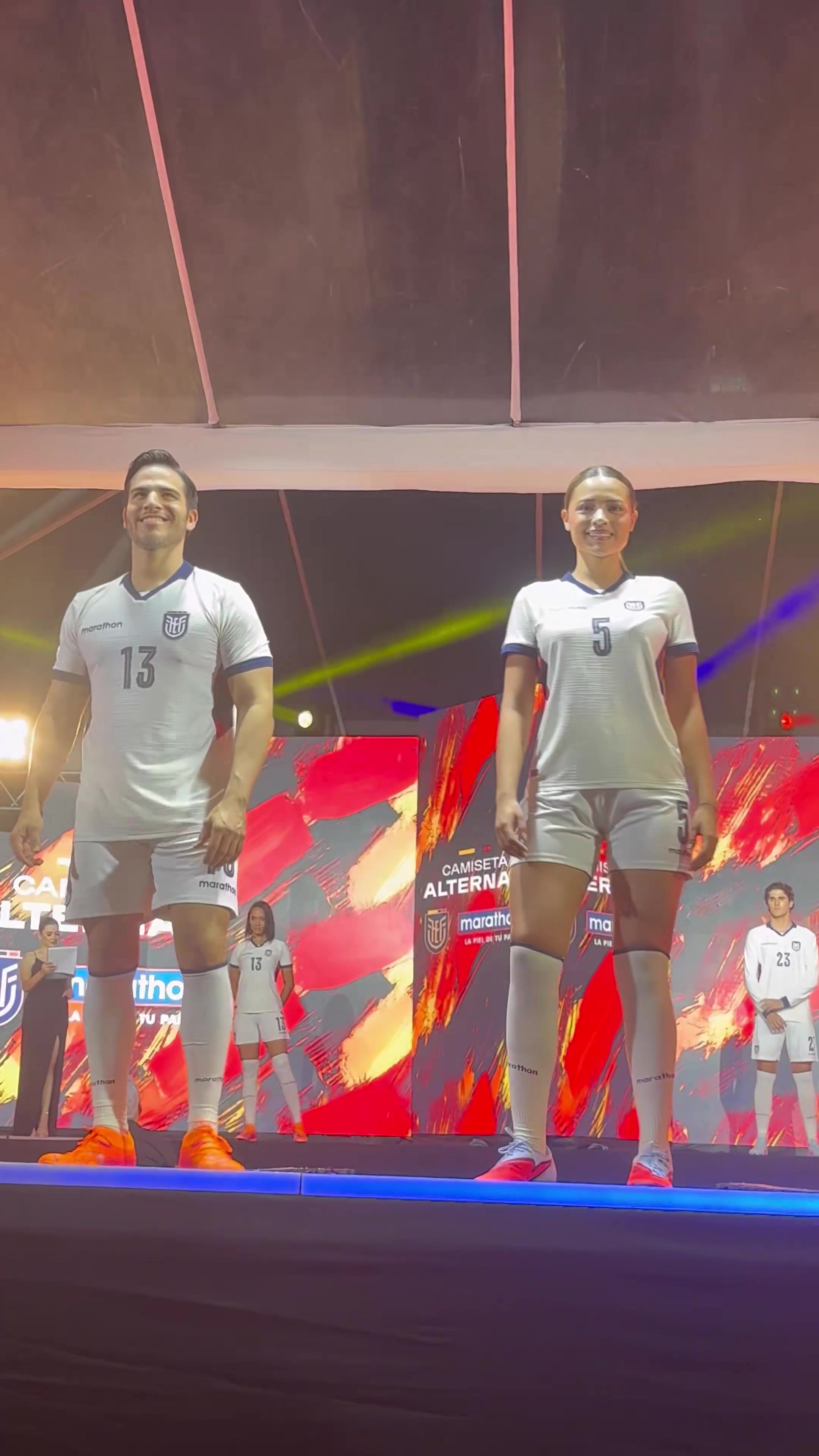 厄瓜多尔展示世界杯球衣，网友：请问这女模特的号码是？