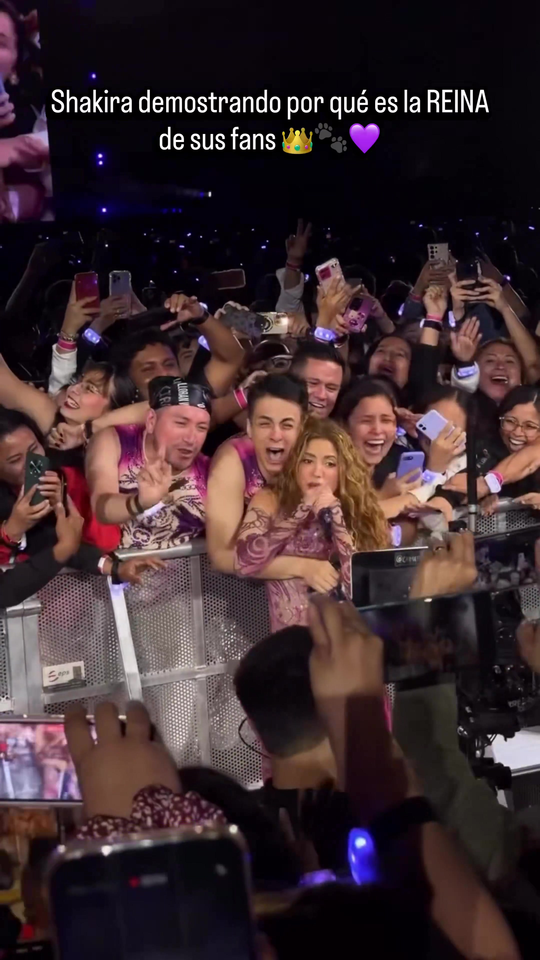 亲密互动！夏奇拉最新墨西哥演唱会任由男粉丝抱住