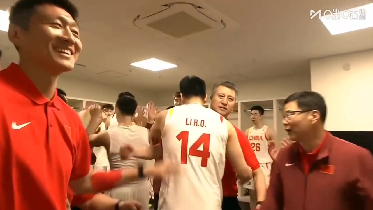 来之不易的胜利！赛后中国男篮更衣室内庆祝众生相！