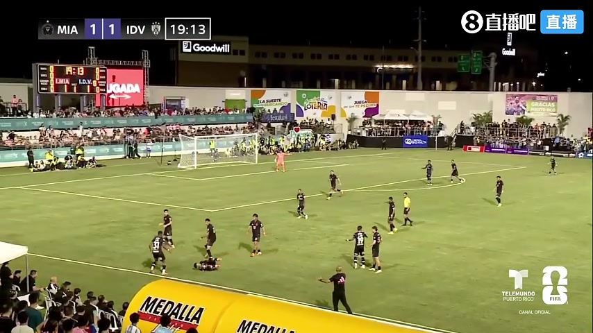 迈阿密国际爆发冲突!苏亚雷斯与对手发生争执,双方动手推搡!