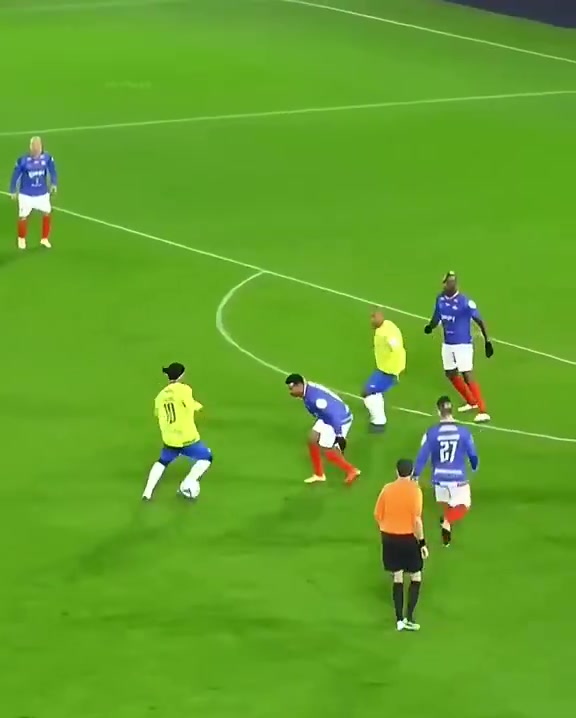 外网:小罗可能是历史上唯一一位退役后还被制作成集锦的球员