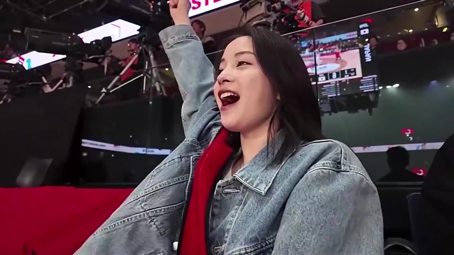 日本人气演员广濑铃为日本男篮加油，中国男篮罚球时被她尖叫干扰