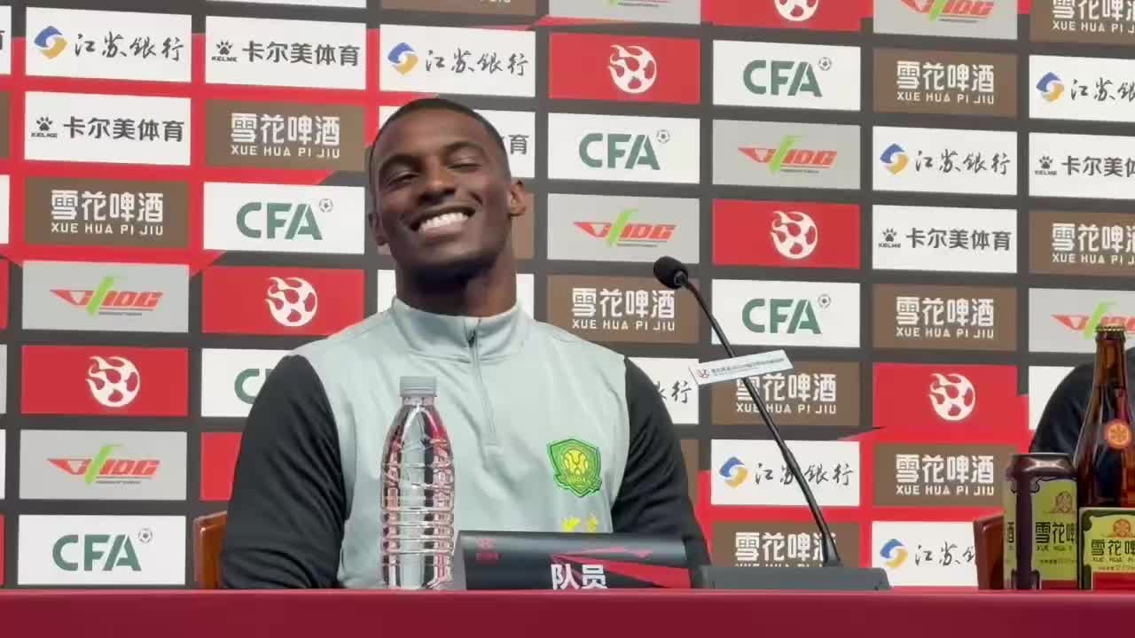 满堂哄笑！法比奥学主帅说话：我也很期待本场比赛