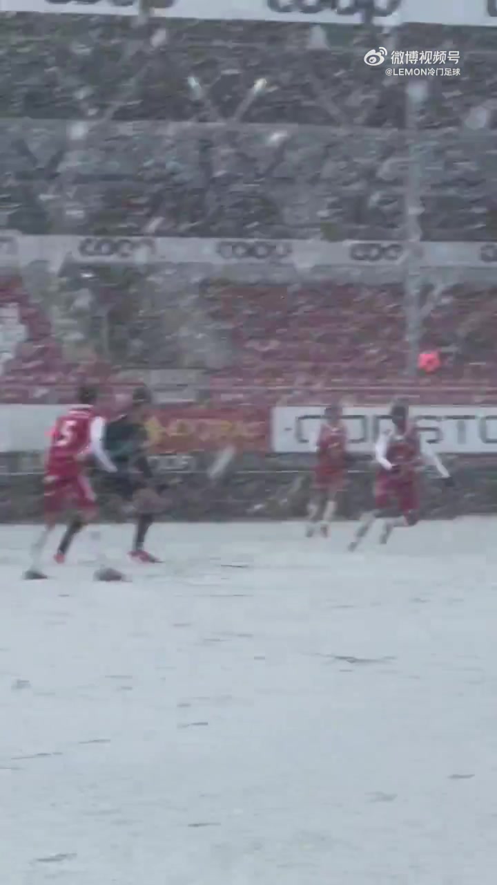 奇景！北极圈球队特罗姆瑟正在大雪中备战新赛季