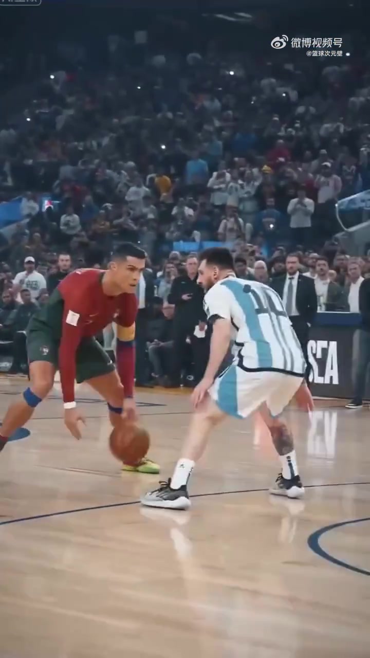 画面还挺喜感~网友AI制作C罗和梅西打篮球，并有C罗招牌庆祝
