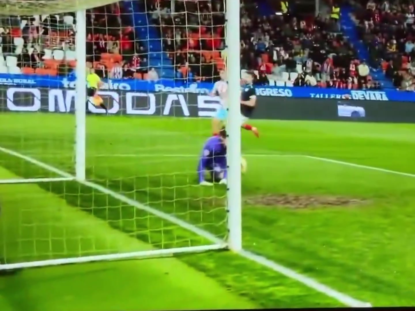 2026年度诡异进球！明明是滑门而过的球却弹进球门