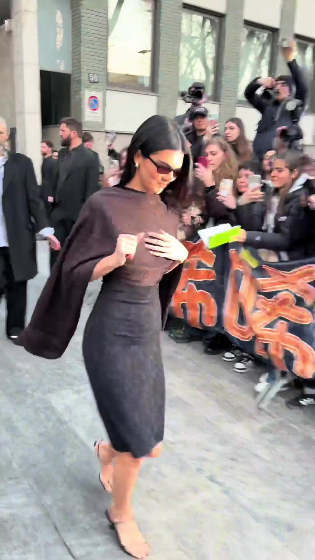 阿玛尼秀场结束后的肯豆！这几步比台步扭得好