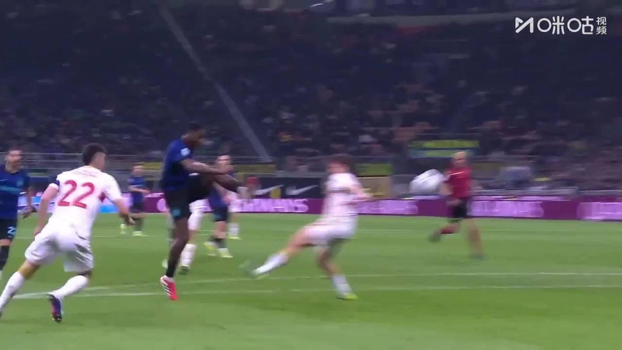 姆希塔良断球送直塞，博尼左脚抽射被神勇扑出！