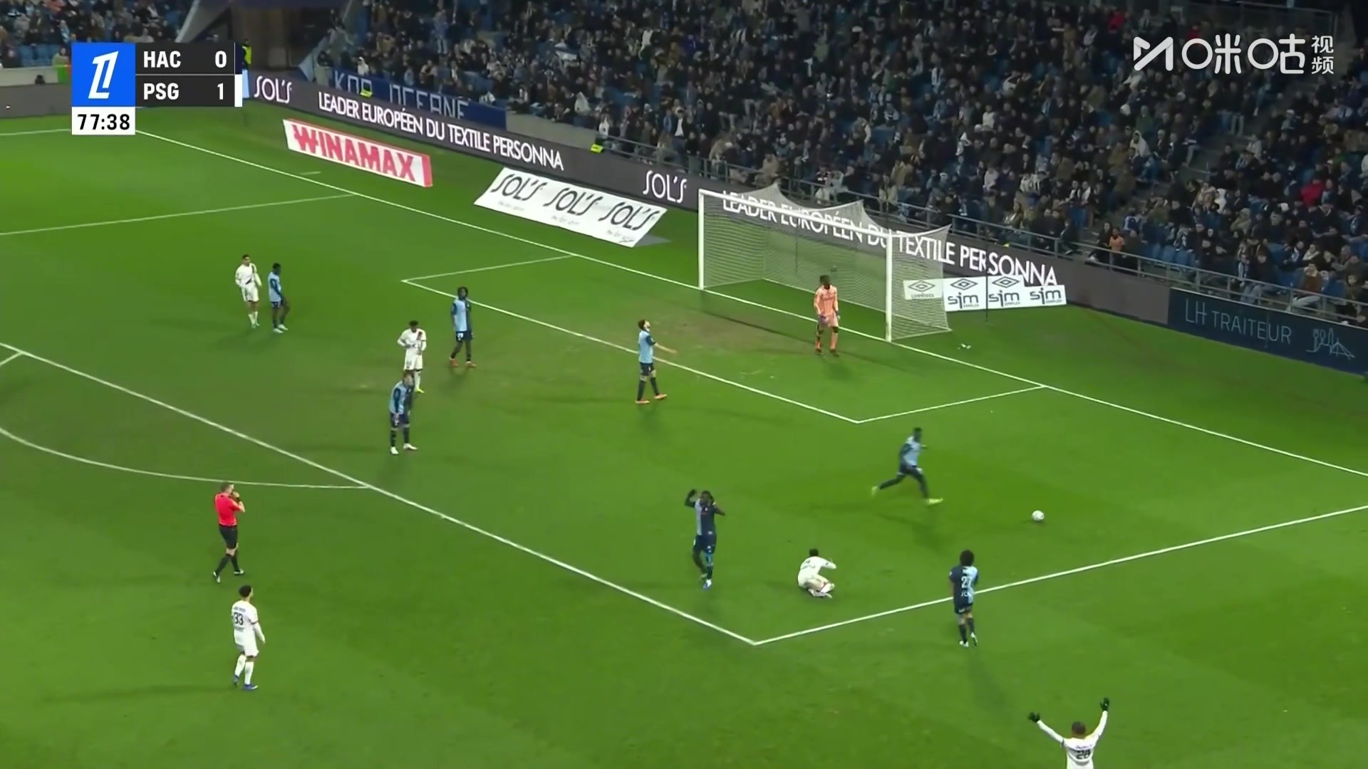 杜埃突破造点，自己主罚被门将扑出