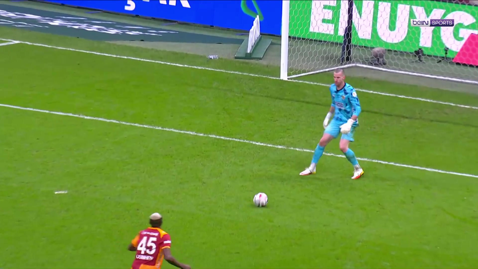 太假了！土超门将面对面将球传给奥斯梅恩！奥斯梅恩笑纳超级大礼