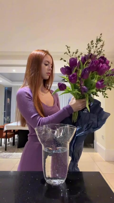 许嵩说的对!理查利森老婆穿紫色衣服插花,并晒出带娃视频