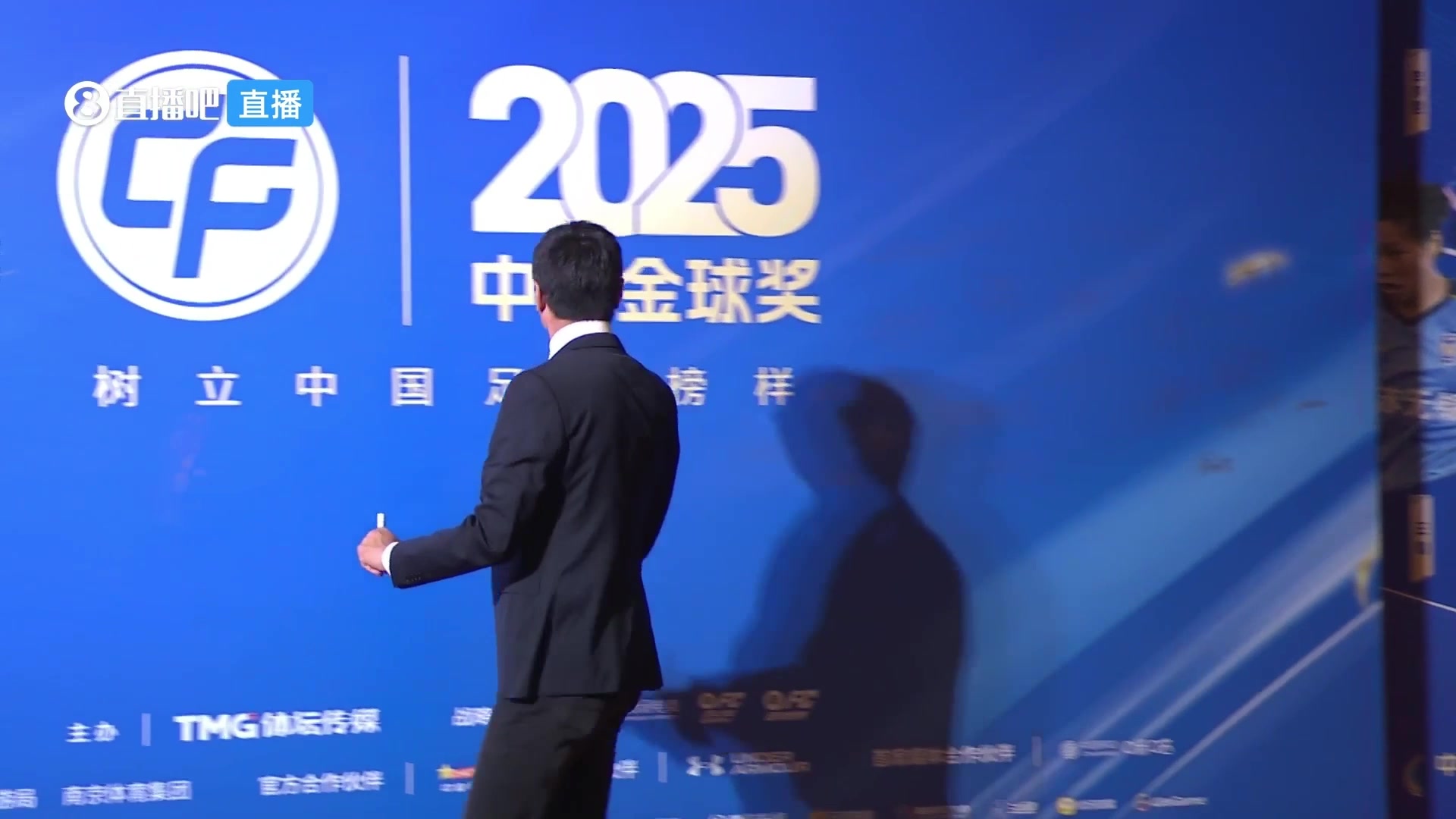 武磊、吴曦亮相中国金球奖！吴曦一身西装帅气十足~