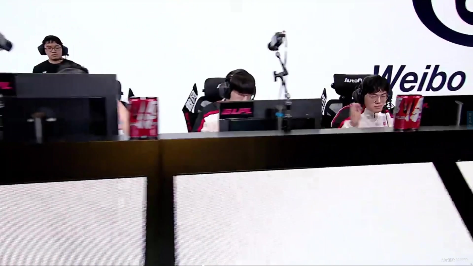 Creme无表情冷脸碰拳+收键盘，Xiaohu倒是很开心