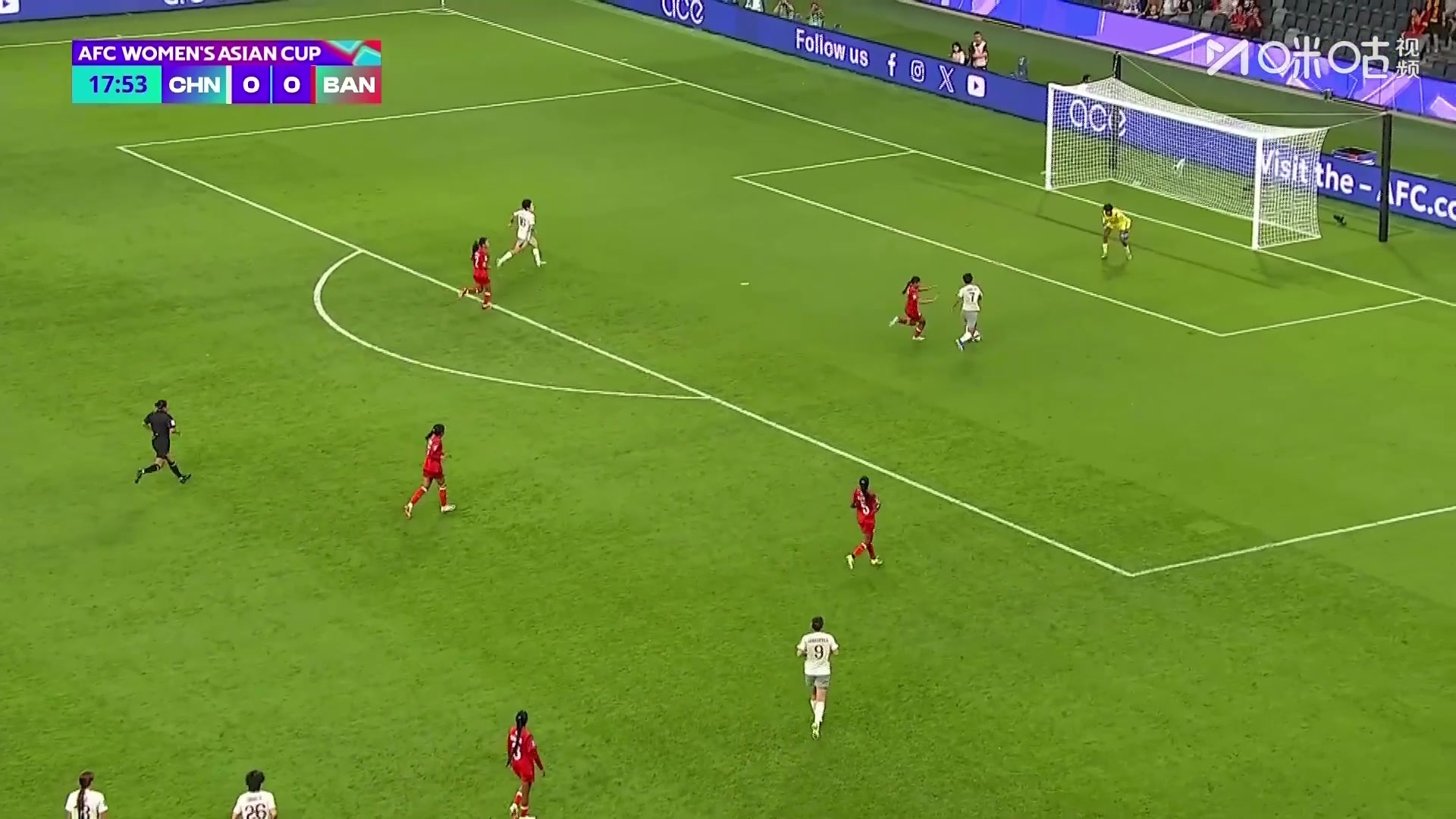 王霜错失良机！单刀机会调整太久被门将踉跄没收，犹豫太久了！