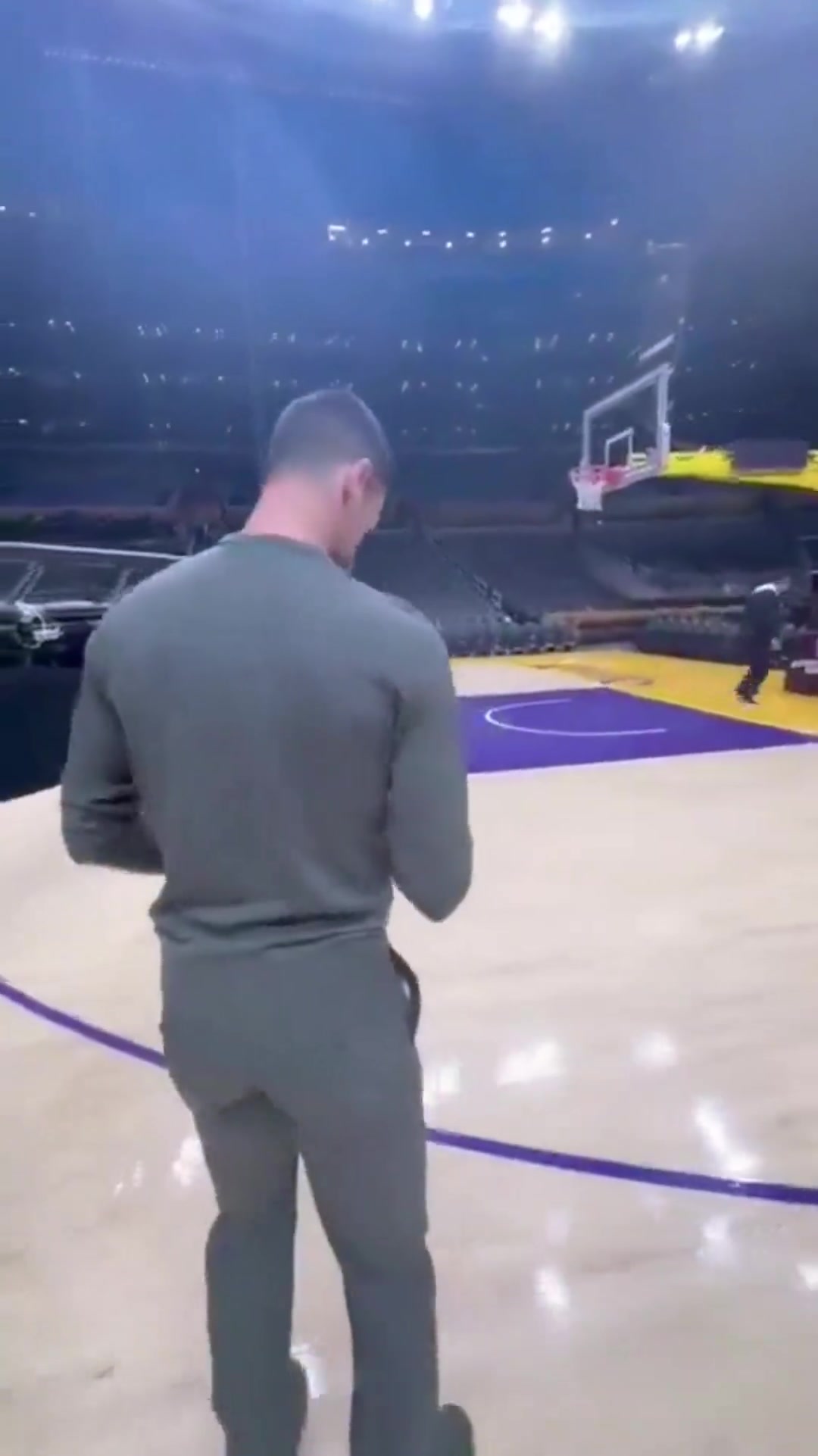 德约受邀到湖人球馆,完成了勒布朗标志性的三分球 ...