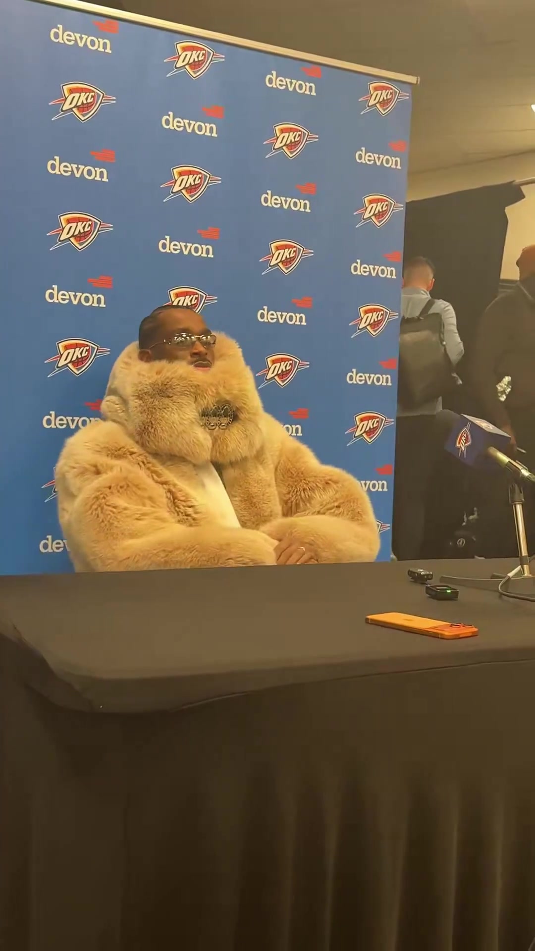 纽约这么冷嘛？SGA赛后依旧穿这身土豪貂皮大衣接受采访