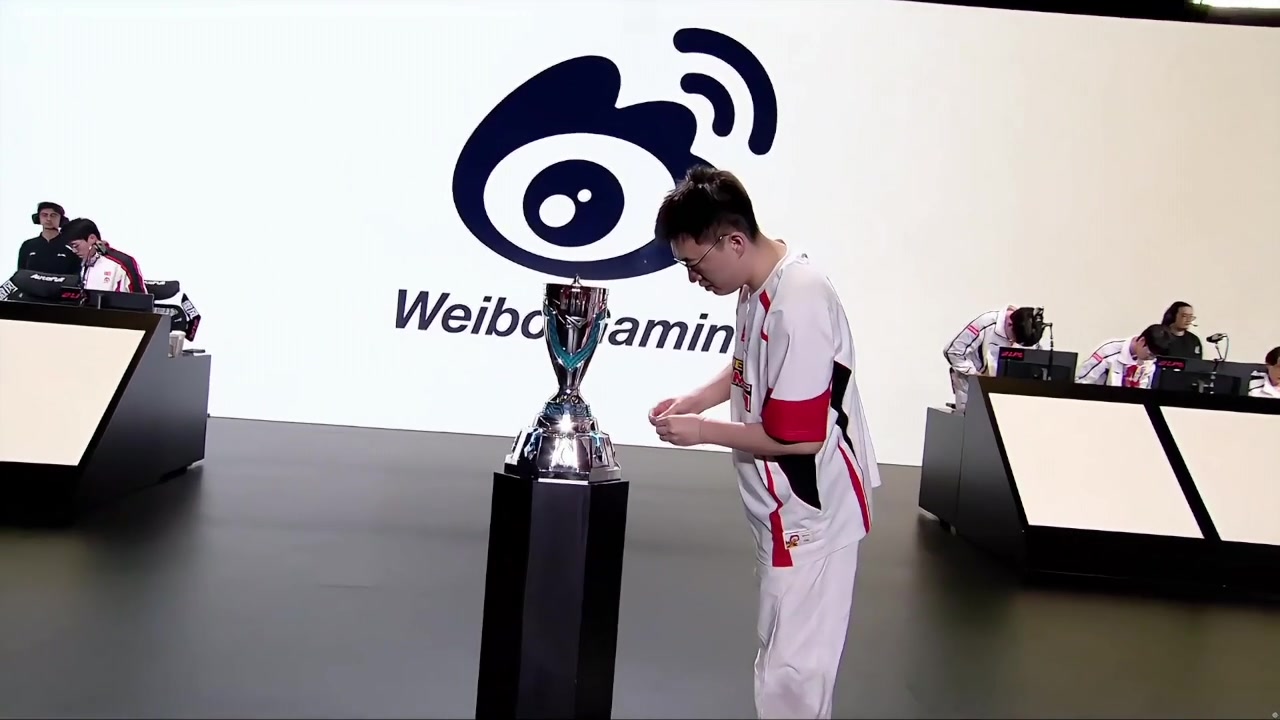 春之虎帝！带队淘汰AL，赛后xiaohu将AL的龙魂晶石放入奖杯底座！