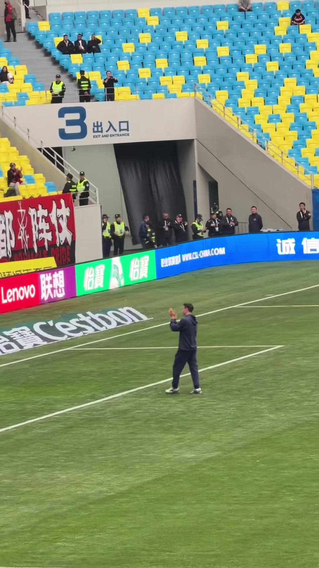 周定洋赛前致意成都北看台，一半嘘声一半掌声