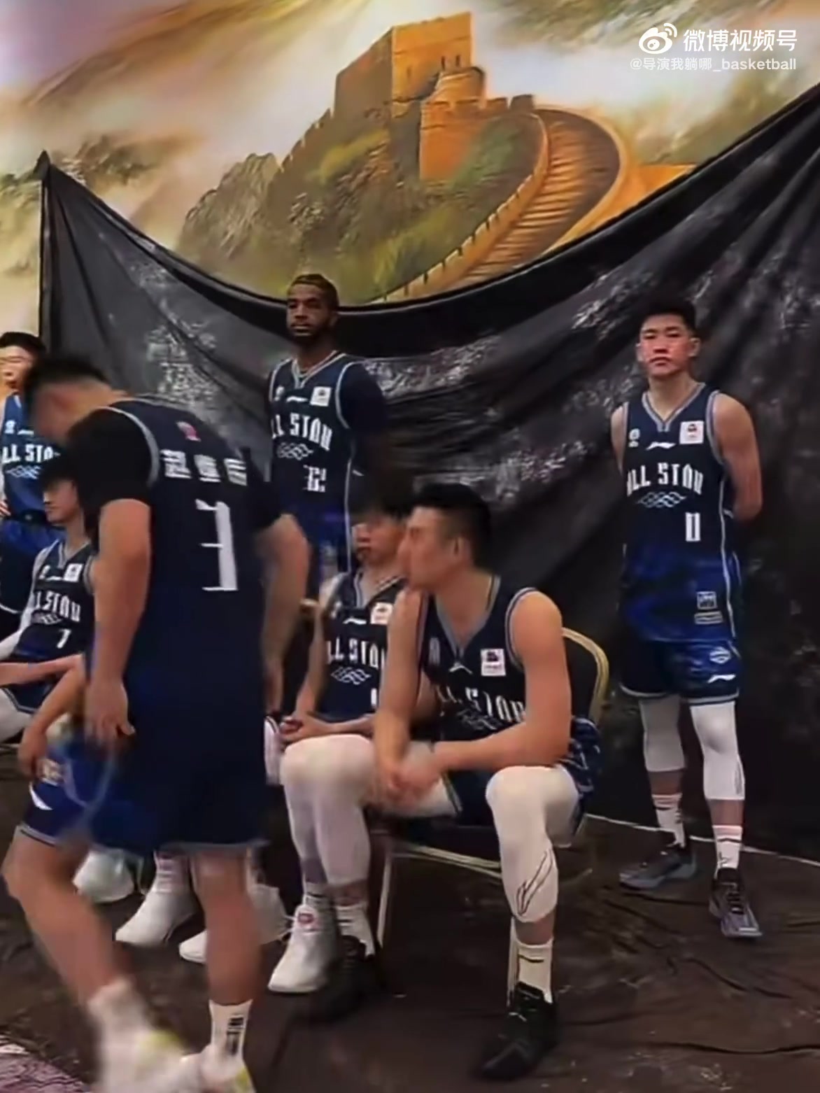 有点意思！周琦在拍全明星合影时和赵睿调侃：我不是脓包赵睿才是