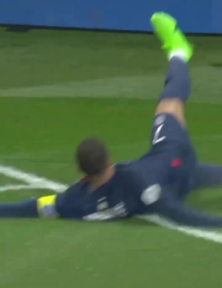 当大家都觉得这球必定出界时，姆巴佩：足球的浪漫，来自于不放弃