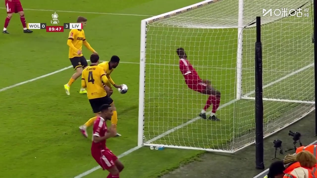 人进了球没进！赫拉芬贝赫送传球，科纳特包抄空门没有打上！