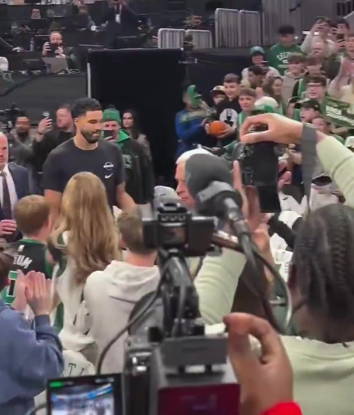 真是医学奇迹啊！塔图姆进入球馆时，球迷疯狂尖叫！