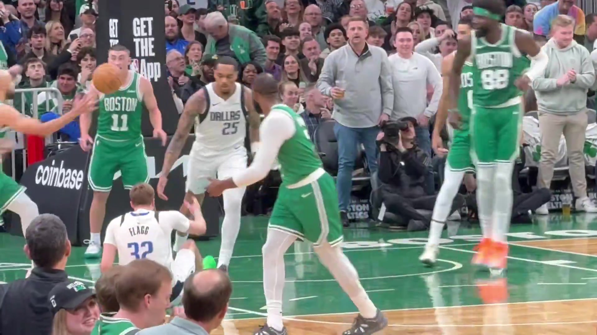 不容易啊！塔图姆投进首记三分后，单手指天庆祝！