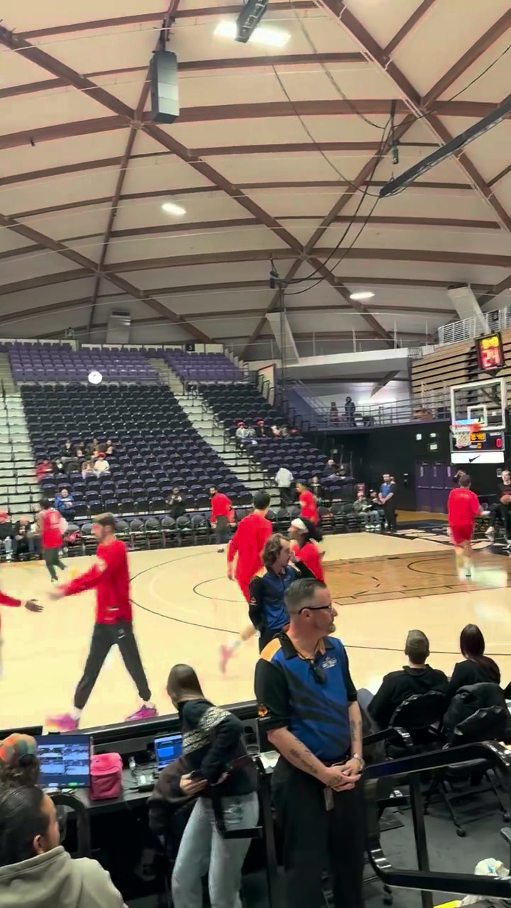 理了头发就是精神！杨瀚森赛前训练中秀起了暴扣