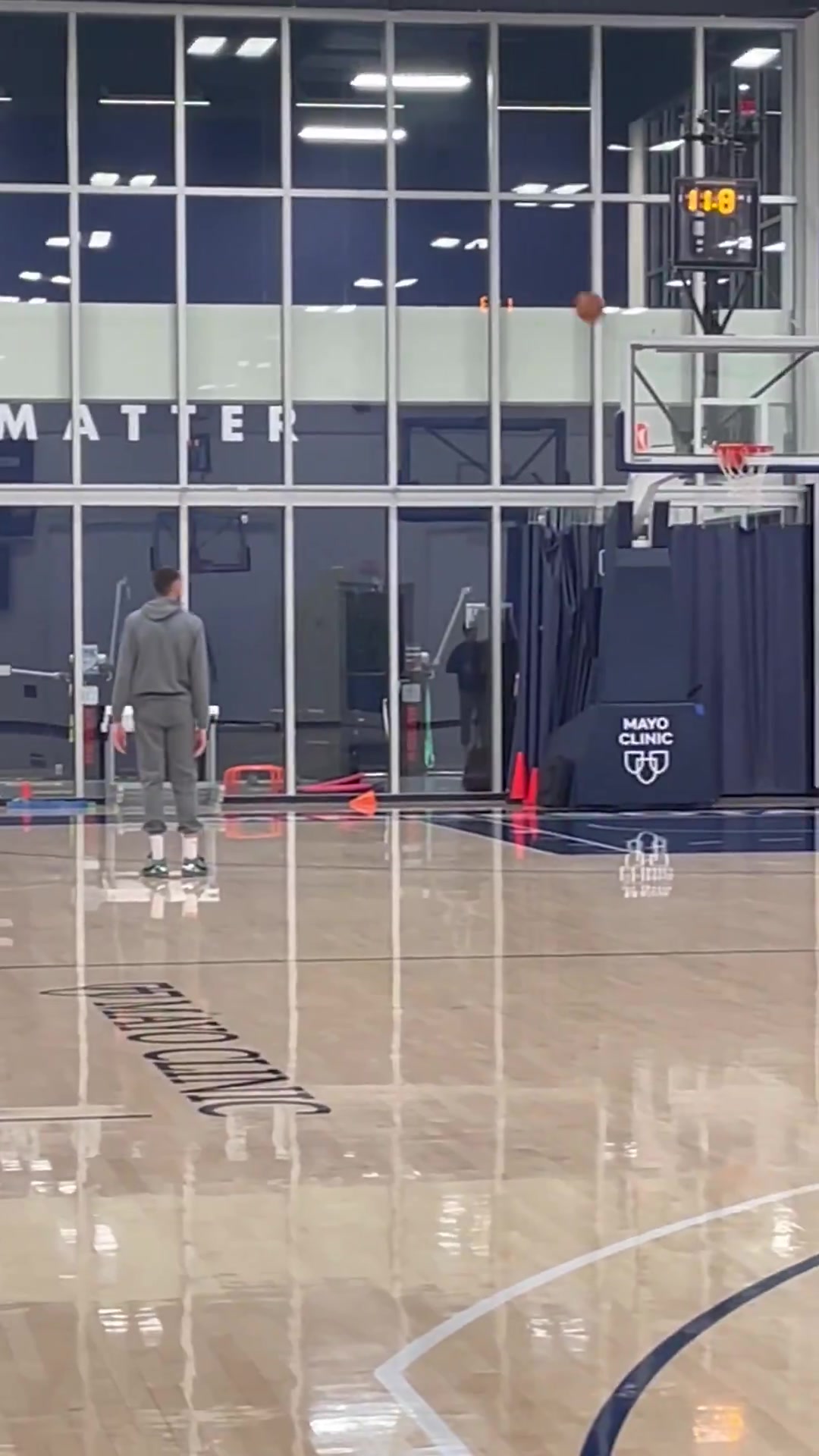 都不敢相信自己眼睛！戈贝尔在训练中底角三分4投3中！