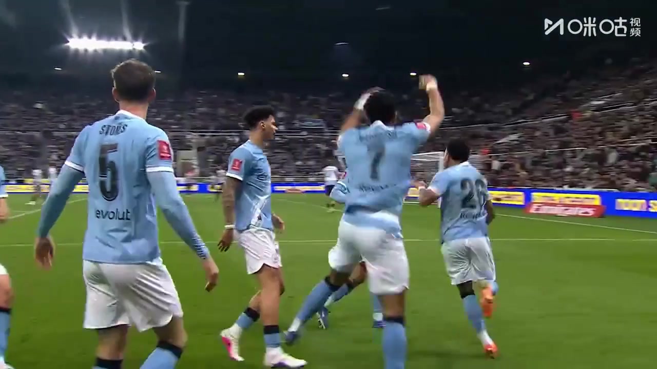 简直神了！萨维尼奥站着不动将球打进！多库下底传中助攻！