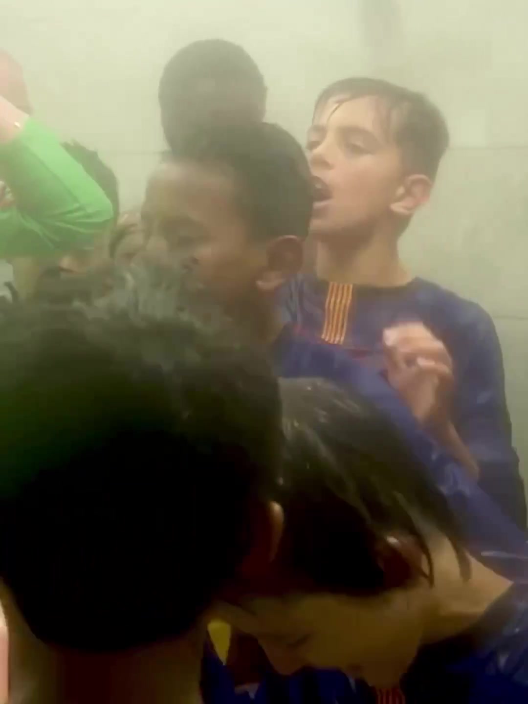 外网爆火！亚马尔、贝尔纳尔和库巴西儿时庆祝胜利的视频