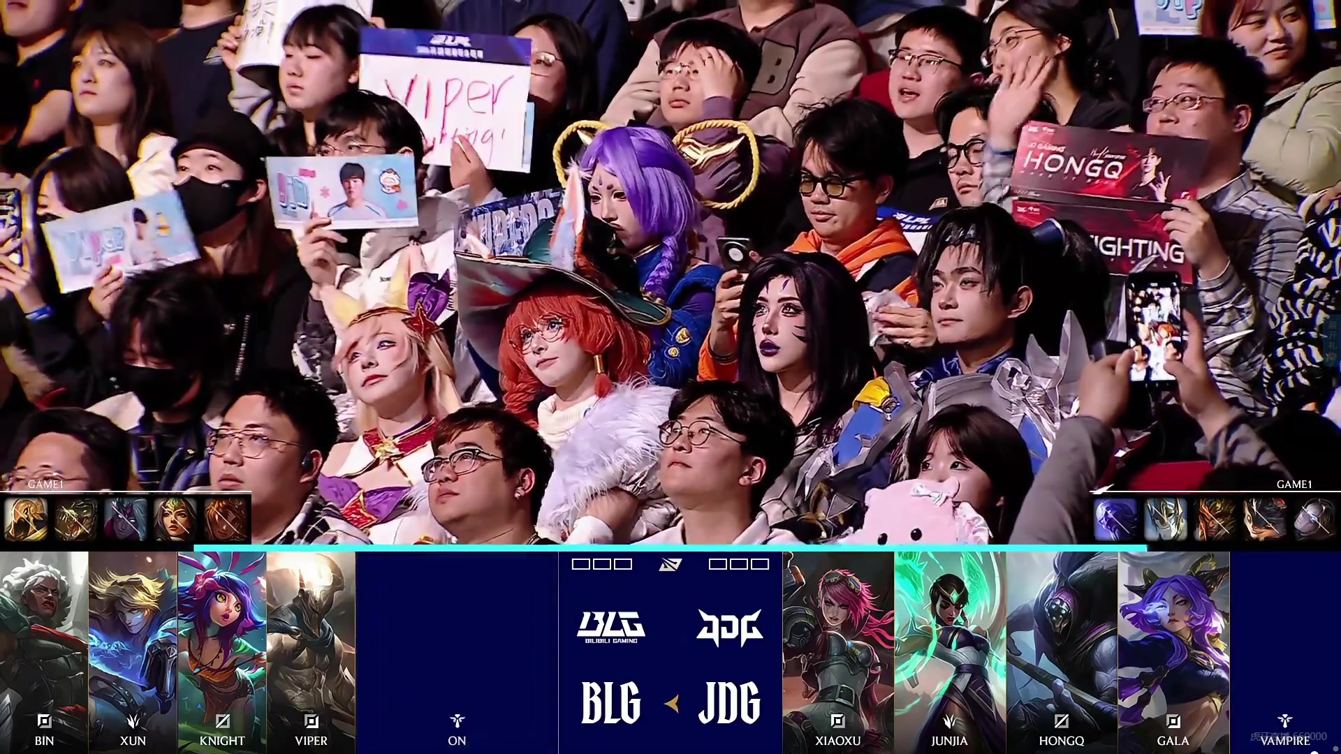 可爱~导播镜头给到决赛现场cos阿萝拉的美女观众