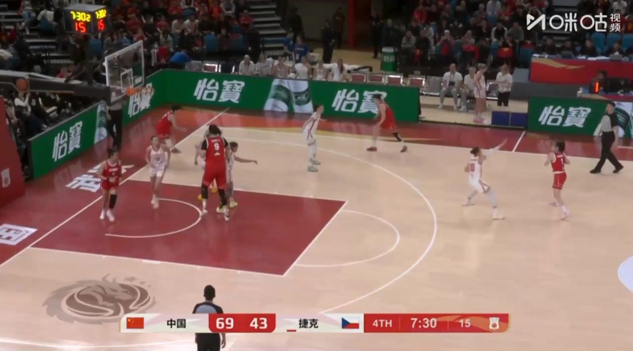 4个对手往张子宇身上扑张子宇2+1被多人飞扑 皱眉无语!