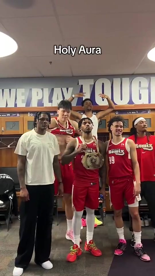 杨瀚森秀了一把腹肌混音队赛后在更衣室庆祝胜利~